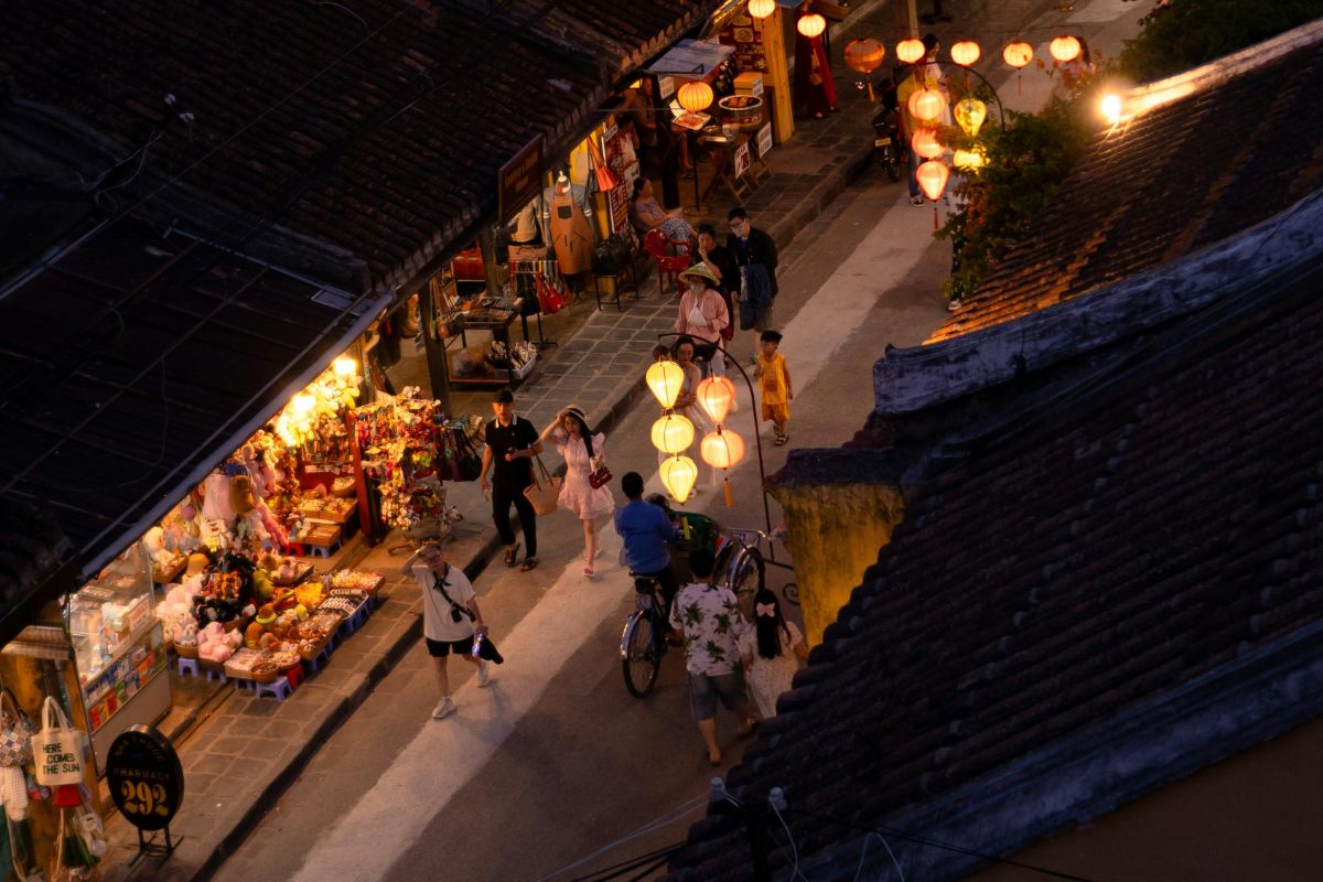 Nguyễn Hoàng night market